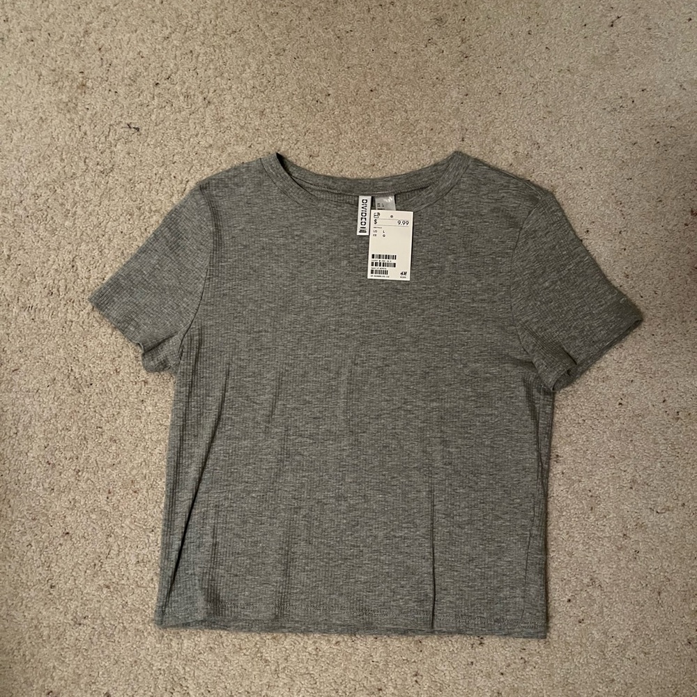 H&M grey cropped shirt